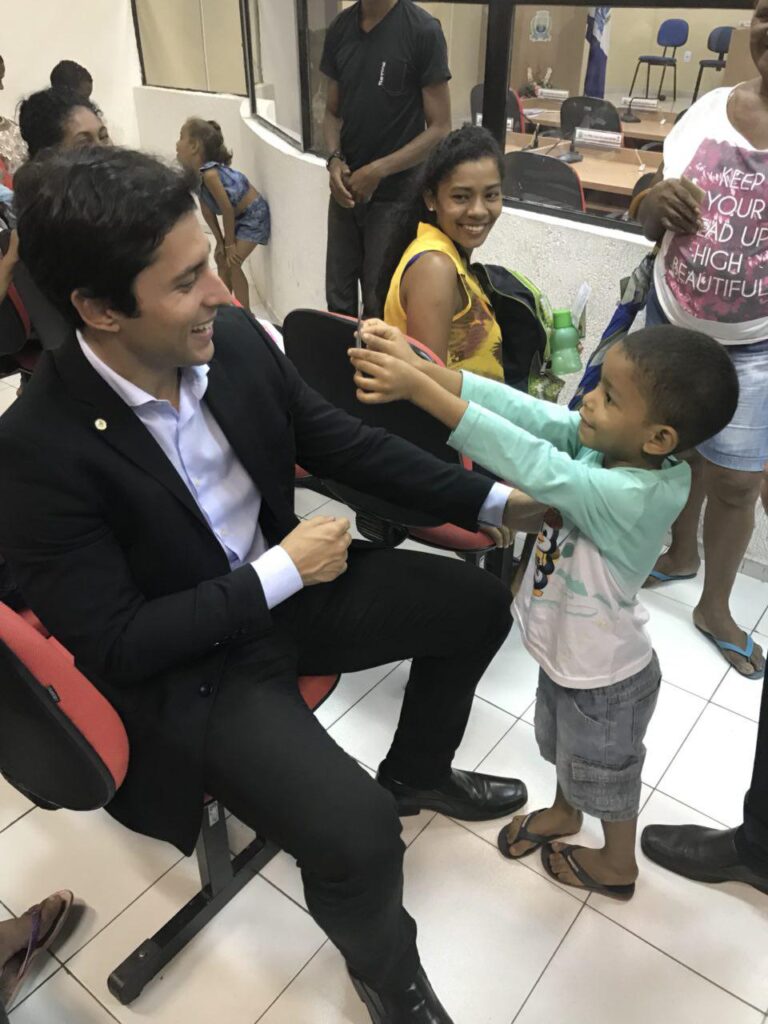 O pequeno Gregory isaac, de 4 anos, mostra orgulhoso o seu primeiro RG ao presidente do PROCON/MA, Duarte Júnior