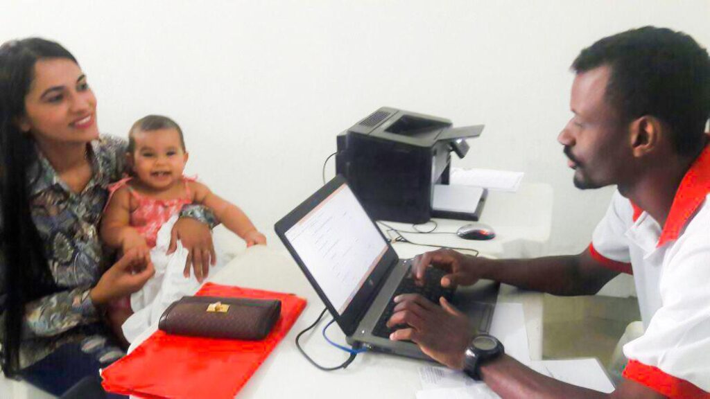 Atendimento hoje na Ação João Paulo A pequena Maria Sofia, 05 meses Tirando CPF